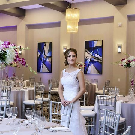 Hilton Mystic Hotel Bagian luar foto
