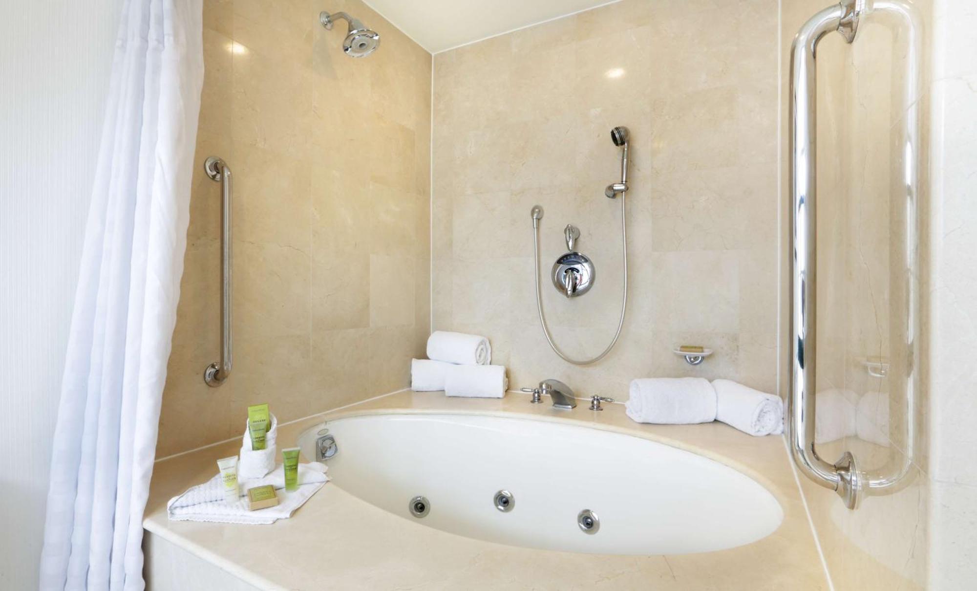 Hilton Mystic Hotel Bagian luar foto