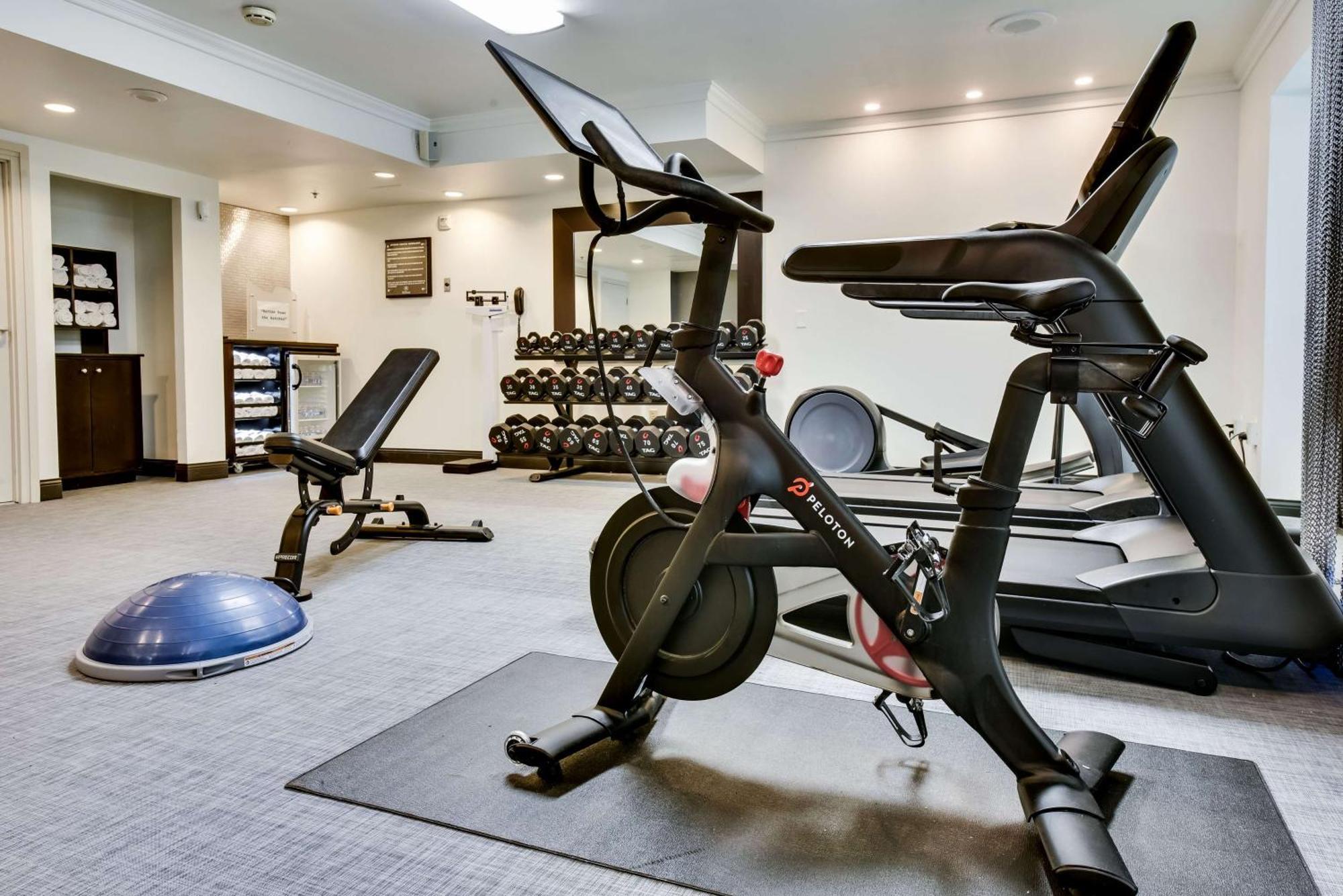 Hilton Mystic Hotel Bagian luar foto