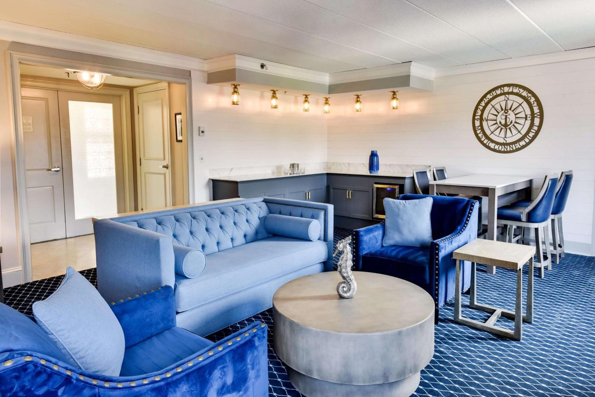 Hilton Mystic Hotel Bagian luar foto